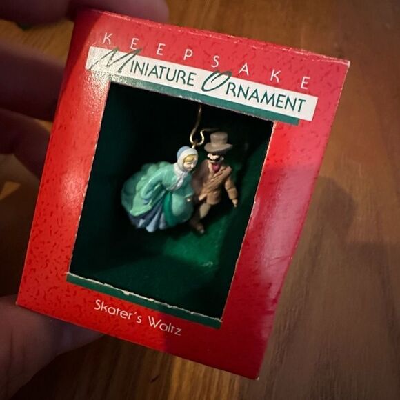 Vintage Hallmark 1988 Keepsake Miniature Christmas Ornament Skater's Waltz - Picture 2 of 4